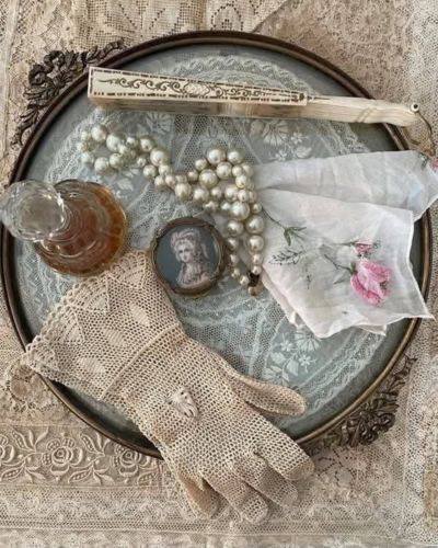 Acumular objetos es una práctica de nuestras abuelas para revivir ciertos momentos de su vida