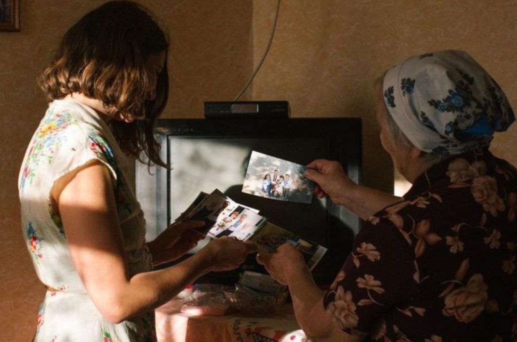 Momento entre abuela y nieta, viendo fotos