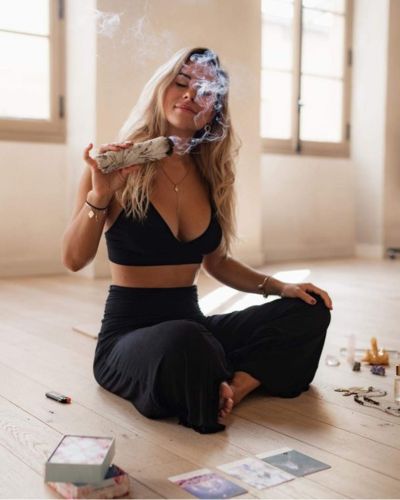 Al hacer tu ritual de amor propio elige tu incienso y llena tu espacio con cosas y olores que conecten contigo misma