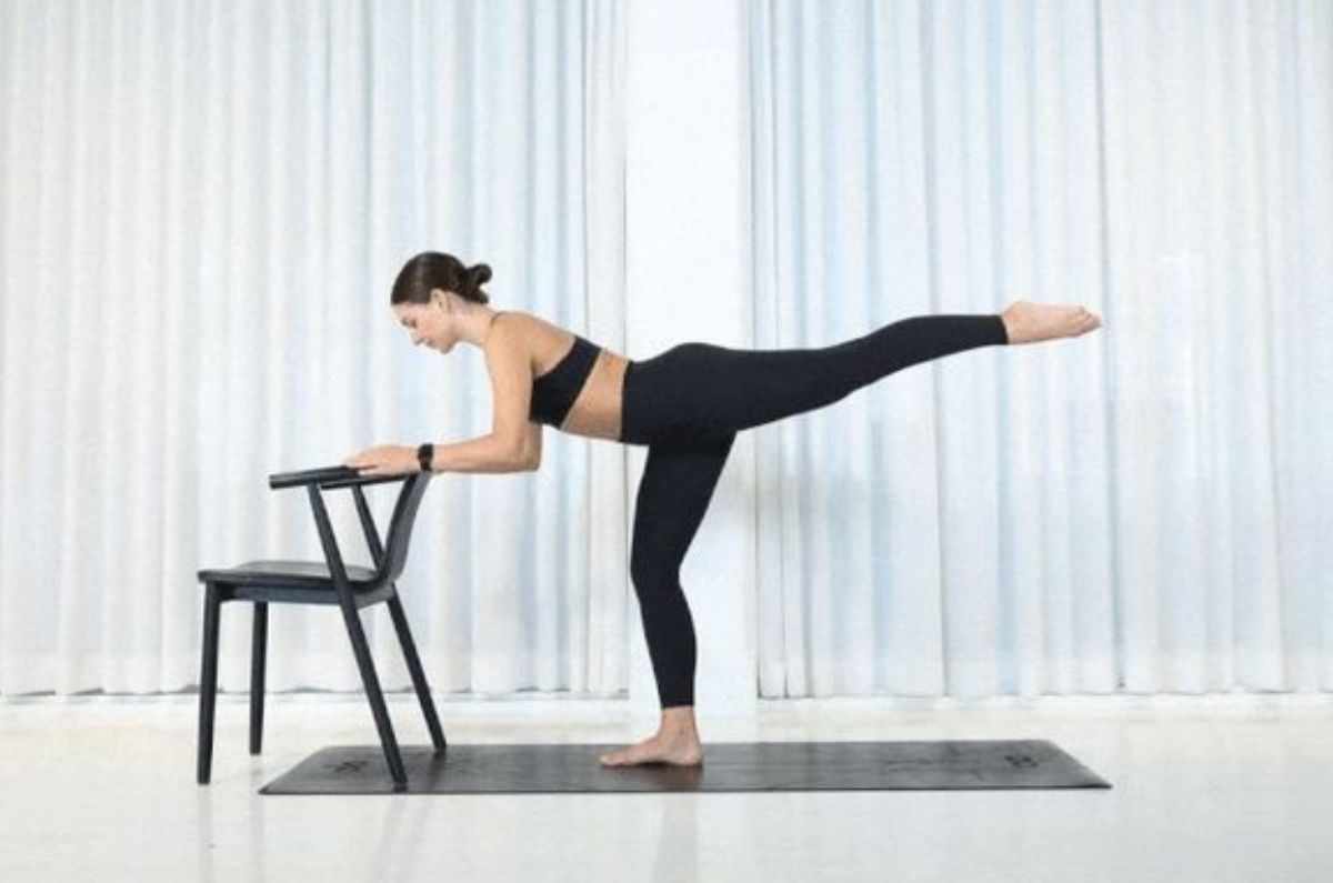 Rutina de barre en casa usando solo la silla de tu mesa