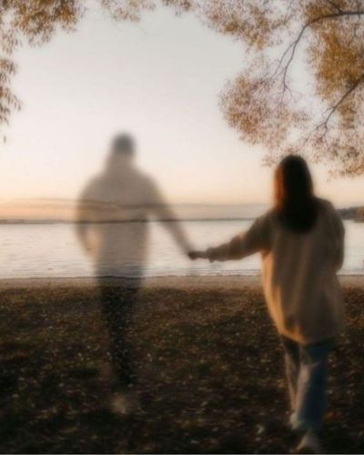 Foto de pareja en un paisaje natural, donde a él se le ve desvanecido, refleja señales de ghosting en parejas no formales