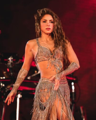 Los atuendos de Shakira durante sus conciertos pudieron ocasionar su fuerte caída