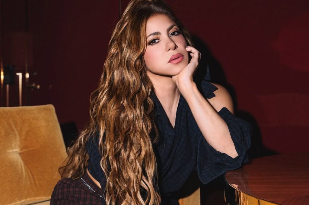 Foto de Shakira posando en un oufit color negro