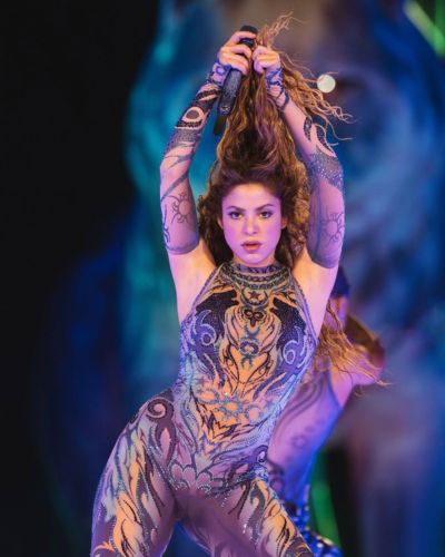 Shakira sufrió una caída en El Salvador, este es el outfit enterizo morado que usa durante su presentación