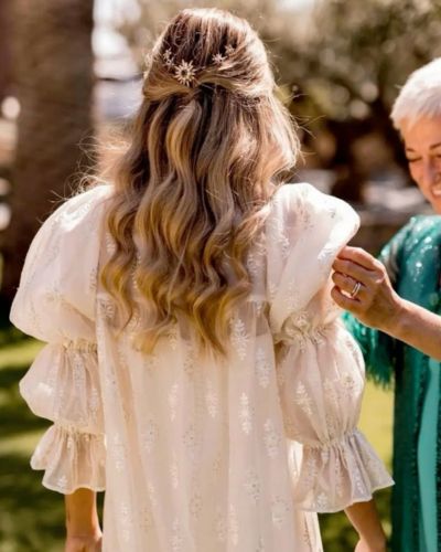 Llevar algo azul algo viejo algo prestado algo nuevo, es más que un ritual, es la forma en que mujeres de tu círculo cercano te acompañan y guían en tu gran día