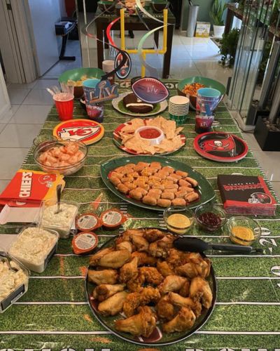 Mesa decorada para ver el Super Bowl LX