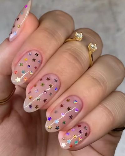 Uñas con base nude con confetti de colores