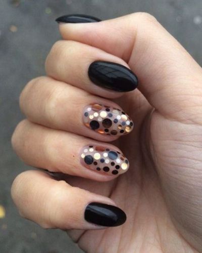 Uñas oscuras en color negro con confeti en color negro y dorado