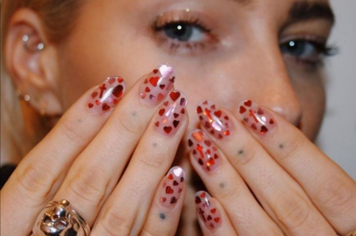 Uñas confetti, el toque de color que transformará tu manicura en 2026