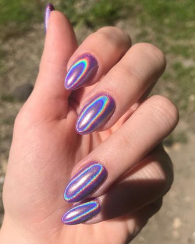 Las uñas holográficas con efecto arcoíris lucen tanto de día como de noche