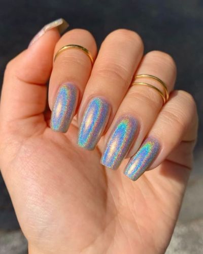 Uñas holográficas con base plateada