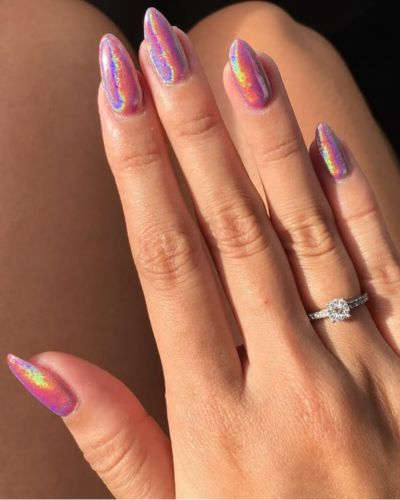 Uñas holográficas con base rosa