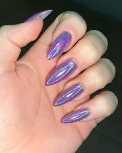 Uñas holográficas en color morado