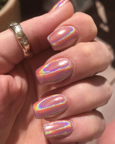 Uñas holográficas con base rosa