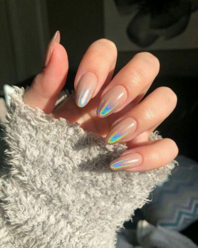 Las uñas francesas holográficas son perfectas para llevar un diseño clásico con un efecto moderno