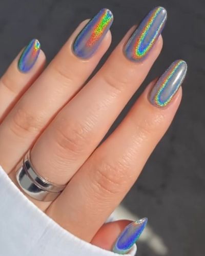 El color base de tus uñas puede ser negro si quieres algo dramático o claro si quieres algo más sutil