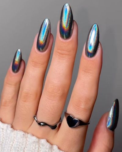 El color base de tus uñas puede ser negro si quieres algo dramático o claro si quieres algo más sutil