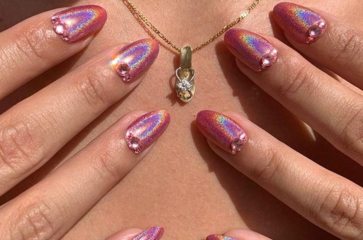 Diseños de uñas holográficas para un look divertido esta primavera 2026