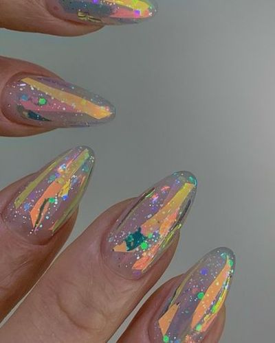 Uñas ice con hojuelas de distintos colores 