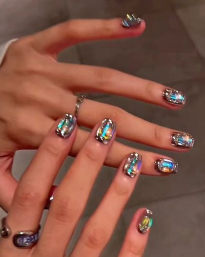 Para recrear el efecto hielo en tus manos puedes usar soft gel, tip o esmaltes 