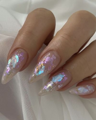 Uñas ice, la manicura iridisente, perfecta para iniciar la temporada primavera-verano 2026