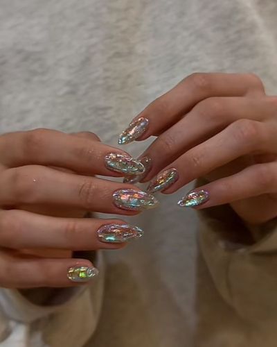 Manicura con hojuelas de colores iridiscentes