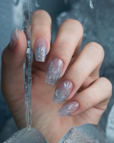 Uñas efecto hielo en color gris 
