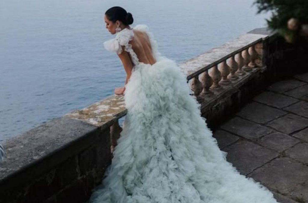 Si elegir un tono diferente no es suficiente puedes elegir un escote frontal o en la espalda dramático