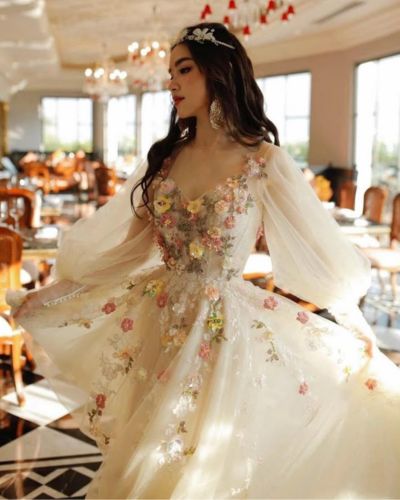 Los estampados florales sutiles también forman parte de los vestidos de novia de colores que veremos en 2026.