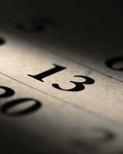 El número 13 ha sido considerado “imperfecto” en distintas culturas, ya que rompe con la idea de plenitud asociada al 12.