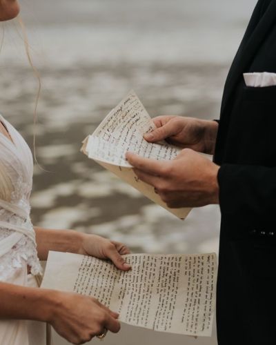 Momento de decir los votos de boda es un momento crucial dentro de la ceremonia, procura hacerlos personales y emotivos