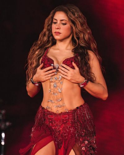 Shakira en el escenario con un vestuario rojo de inspiración árabe durante su presentación en la Ciudad de México.