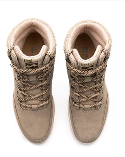 Botas Flexi Country para mujer en color beige con diseño outdoor y agujetas reforzadas