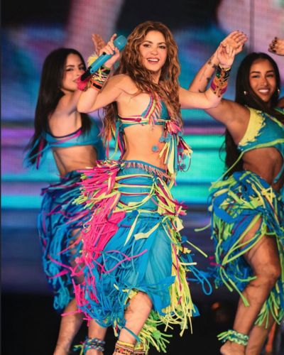Shakira baila con un vestuario colorido junto a sus bailarinas durante su concierto en el Zócalo de la cdmx.