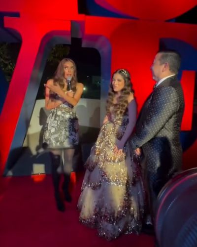 Galilea, bolsa Hermès Birkin negra y Mafer junto a su papá en su fiesta de XV años.