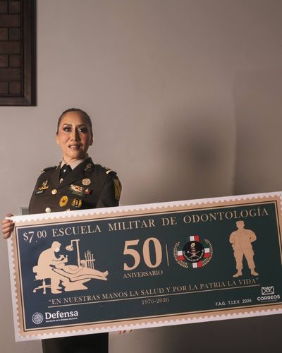 Mujer en uniforme militar sosteniendo placa del 50 aniversario de la Escuela Militar de Odontología (1976–2026); imagen ligada a los 50 años del Colegio Militar.