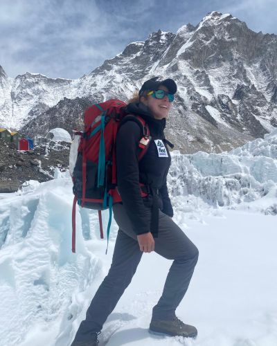 Andrea Dorantes en expedición de montaña nevada con equipo de alpinismo y mochila