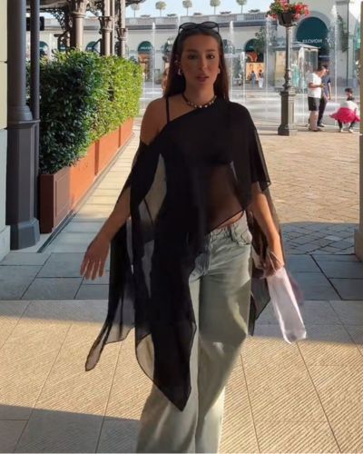 Los outfits con transparencias son perfectos para días soleados donde quieres verte arreglada sin esfuerzo.