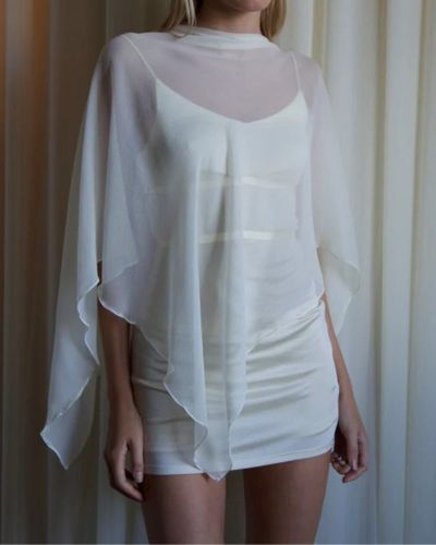 Las capas transparentes no buscan disfrazarte, sino ayudarte a jugar con tu estilo de una forma más libre y ligera.