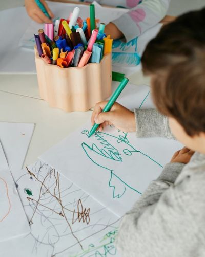 Esta Semana Santa, los niños podrán hacer muchas más cosas que solo estar en el teléfono: actividades entretenidas como tardes de pintura
