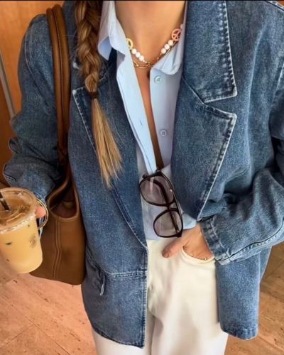 Saco azul combinado con camisa celeste y pantalón blanco, look casual elegante con bolso café.