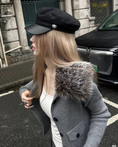 Un newsboy cap negro es un clásico que no puede faltar en tu armario.