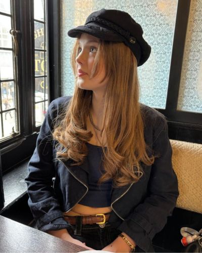 Este 2026, los newsboy cap se convierten en el accesorio imprescindible para elevar cualquier outfit.