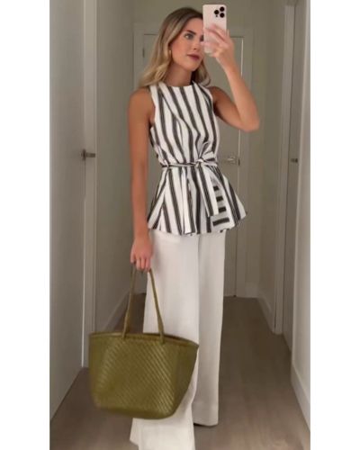 Selfie frente al espejo: falda midi, blusa sin mangas rayada y maxi bolso verde militar.