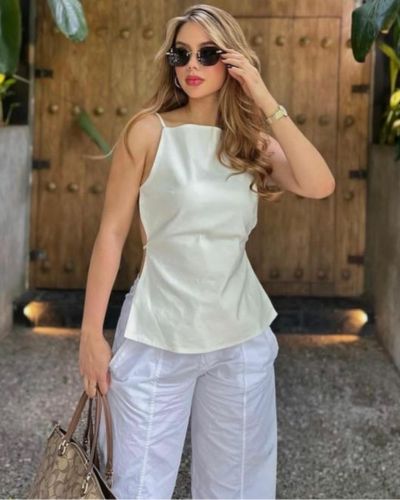 Las blusas sin mangas se convierten en una excelente opción para la oficina, siempre y cuando sepas cómo llevarlas con elegancia.