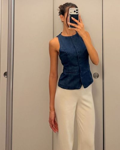 Las blusas sin mangas se convierten en una excelente opción para la oficina, siempre y cuando sepas cómo llevarlas con elegancia.