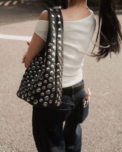 Los accesorios con tachuelas son ideales para dar un toque edgy sin perder elegancia.