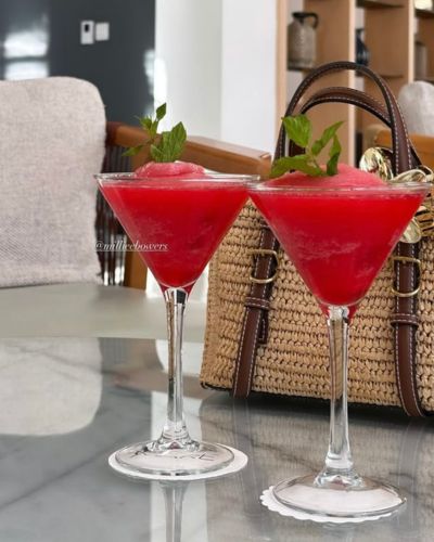Lo mejor de los cócteles de verano es que puedes adaptarlos a tus gustos, experimentar con frutas o incluso crear tu propia versión.