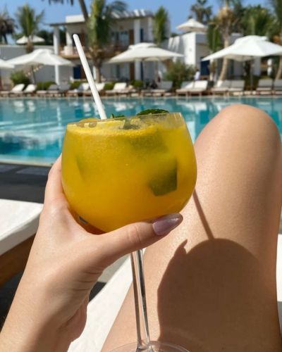 Lo mejor de los cócteles de verano es que puedes adaptarlos a tus gustos, experimentar con frutas o incluso crear tu propia versión.