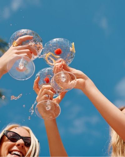 Lo mejor de las bebidas tropicales es que puedes adaptarlos a tus gustos, experimentar con frutas o incluso crear tu propia versión.
